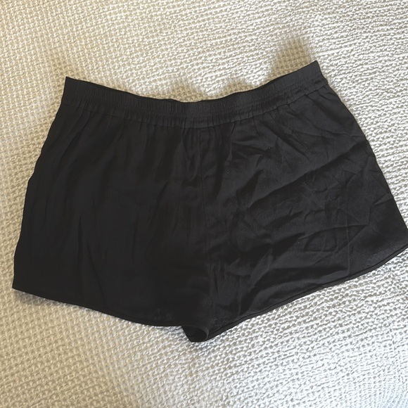 Aritzia | Wilfred Shorts - Picture 3 of 6